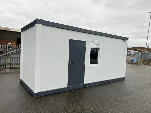 Contenedor de oficina estándar con puerta central