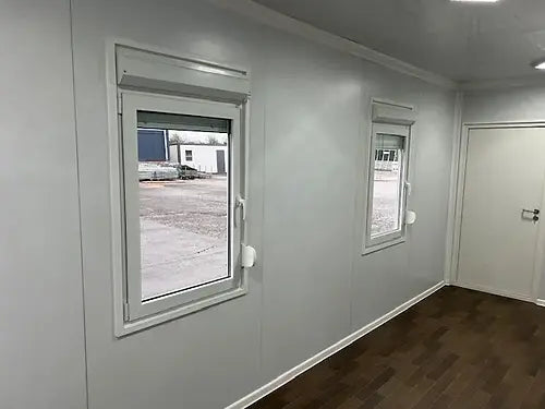 Contenedor de oficina estándar con dos ventanas