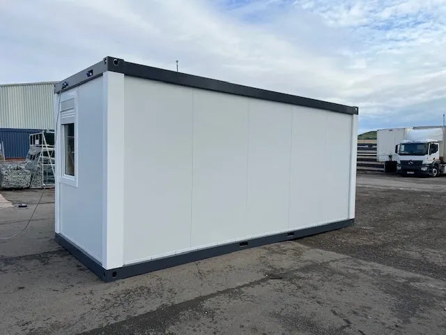 Contenedor de oficina estándar con ventana