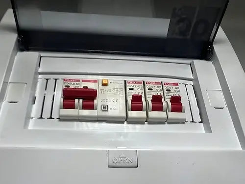 Contenedor de oficina estándar con dos ventanas