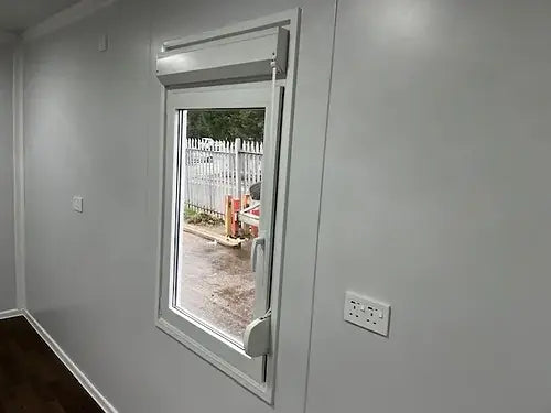 Contenedor de oficina estándar con puerta central