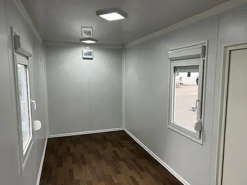 Contenedor de oficina estándar con puerta central