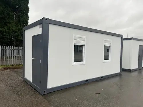 Contenedor de oficina estándar con dos ventanas