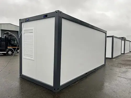 Contenedor de oficina estándar con dos ventanas