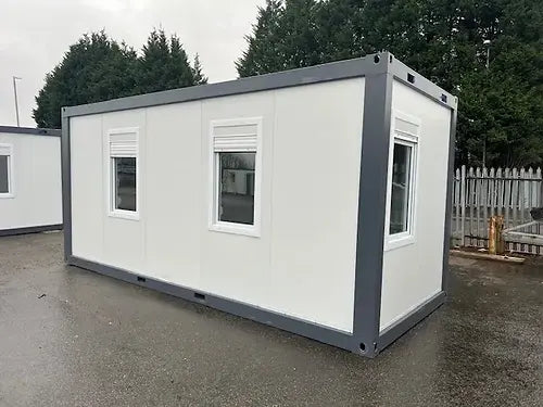 Contenedor de oficina estándar con dos ventanas