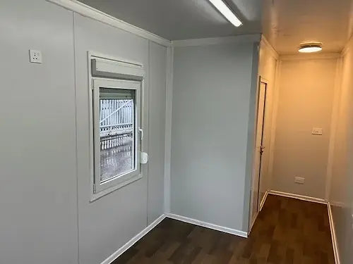 Oficina estándar con baño y dos ventanas.