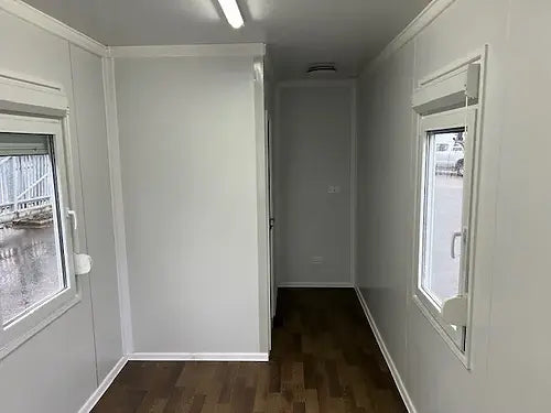 Oficina estándar con baño y dos ventanas.