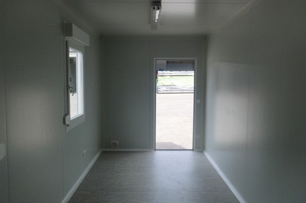 Módulo contenedor de 20 pies + 2 ventanas + 1 puerta