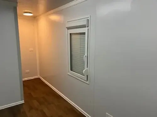 Oficina estándar con baño y dos ventanas.