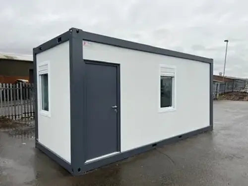 Oficina estándar con baño y dos ventanas.