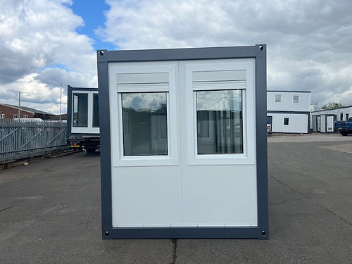 Oficina portátil con grandes ventanales