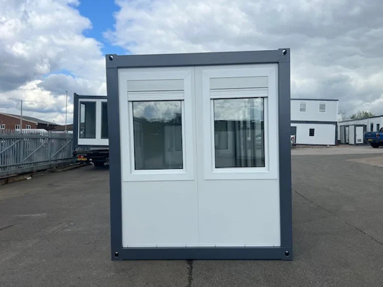 Oficina portátil con grandes ventanales