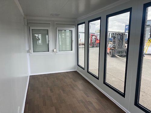 Oficina portátil con grandes ventanales