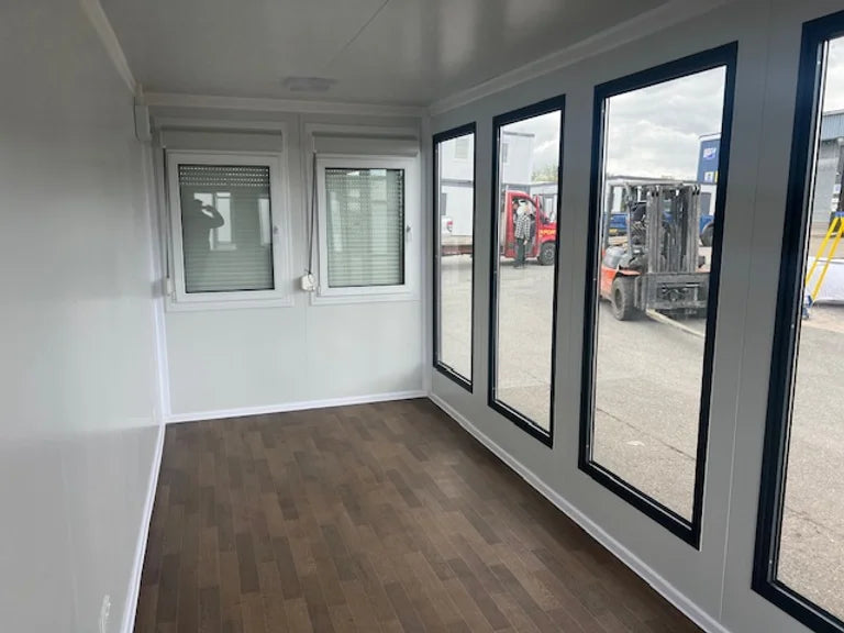 Oficina portátil con grandes ventanales