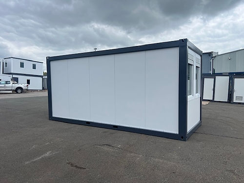 Oficina portátil con grandes ventanales