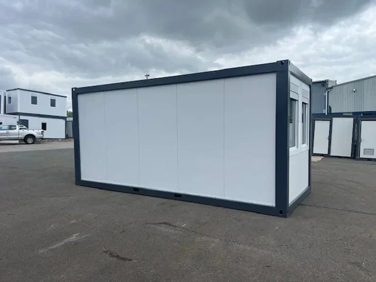 Oficina portátil con grandes ventanales