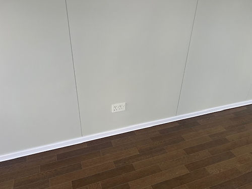 Oficina portátil con grandes ventanales