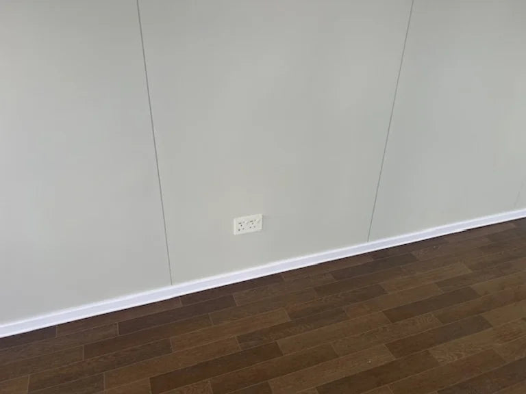 Oficina portátil con grandes ventanales