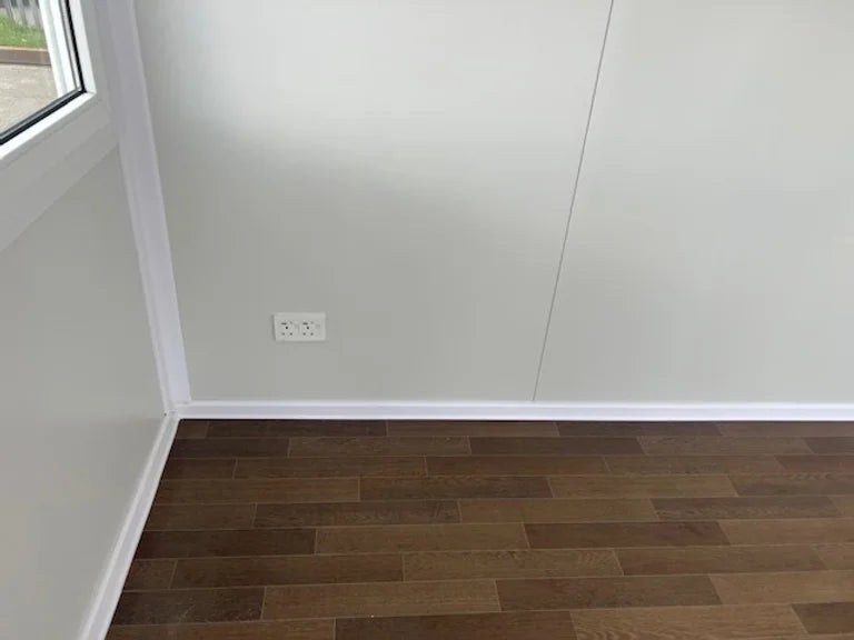 Oficina portátil con grandes ventanales