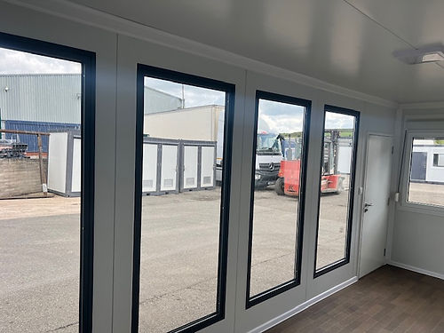 Oficina portátil con grandes ventanales