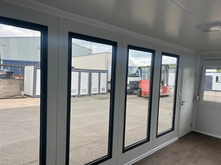 Oficina portátil con grandes ventanales