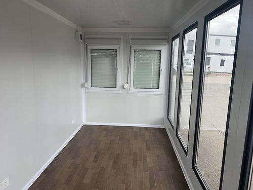 Oficina portátil con grandes ventanales