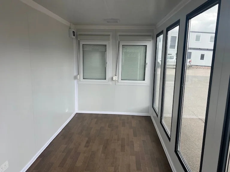 Oficina portátil con grandes ventanales