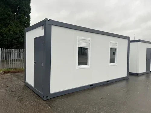 Contenedor de oficina estándar con dos ventanas